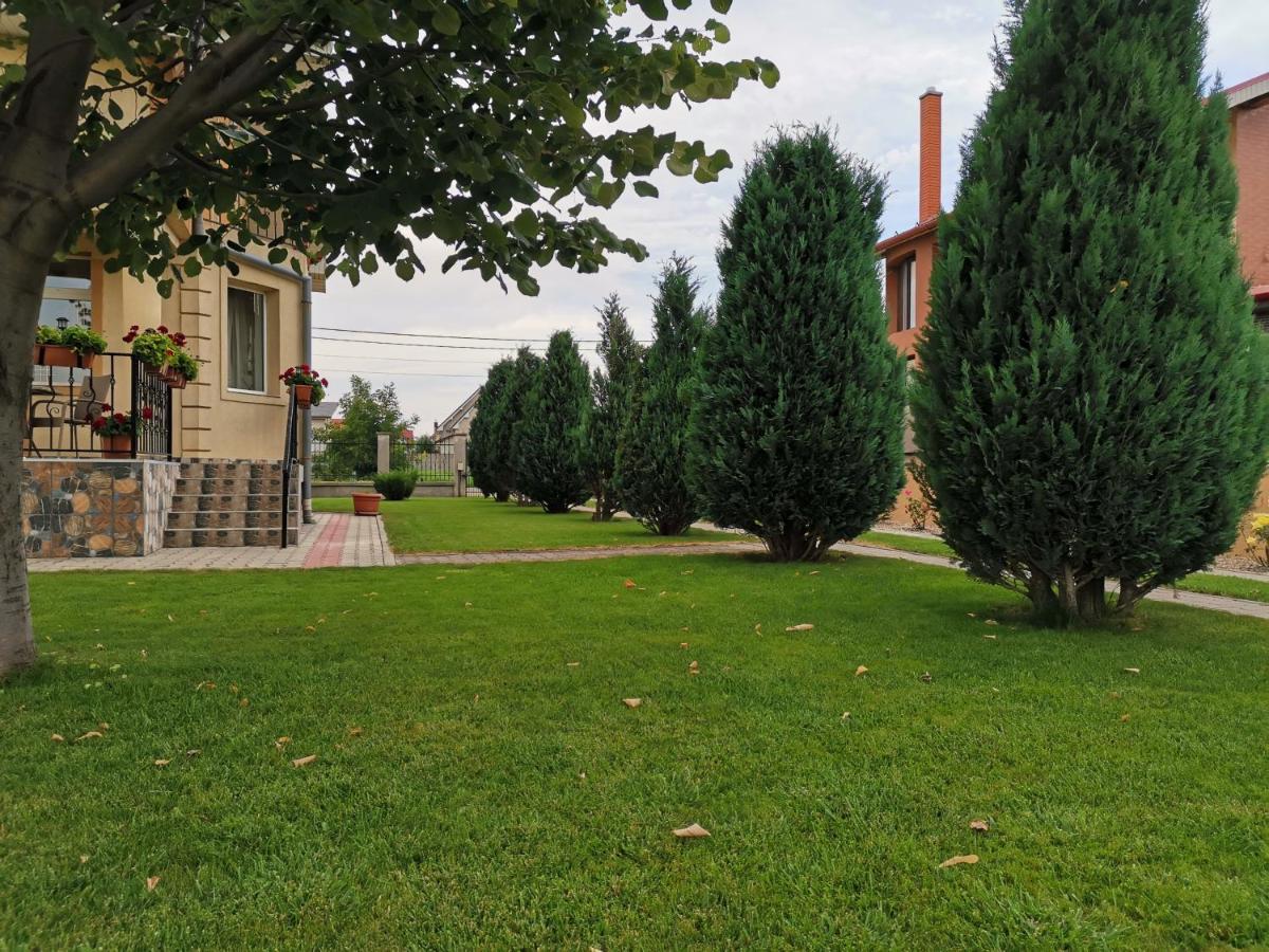 Villa Casuta Cu Tei Oradea Exterior foto